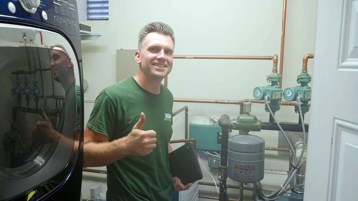 Friendly licensed HVAC technician from Universe can help you decide when to replace or repair air conditioner equipment